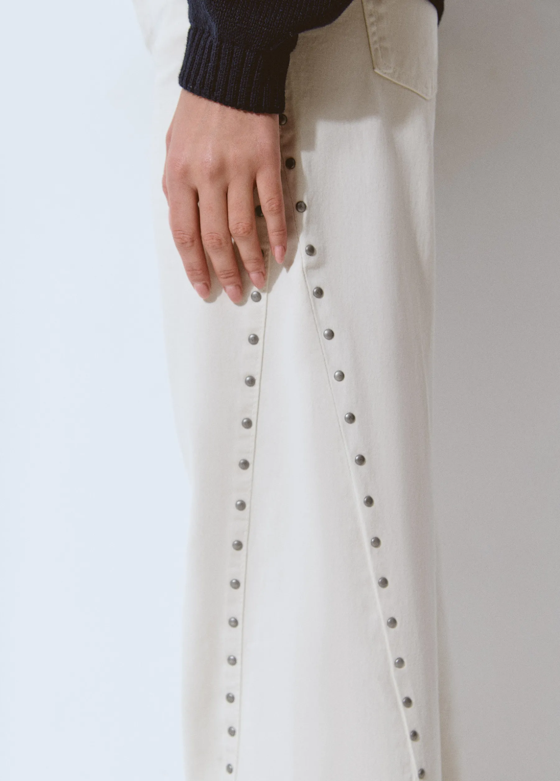 Pantalones*Brownie Pantalón corte lateral tachas Crudo