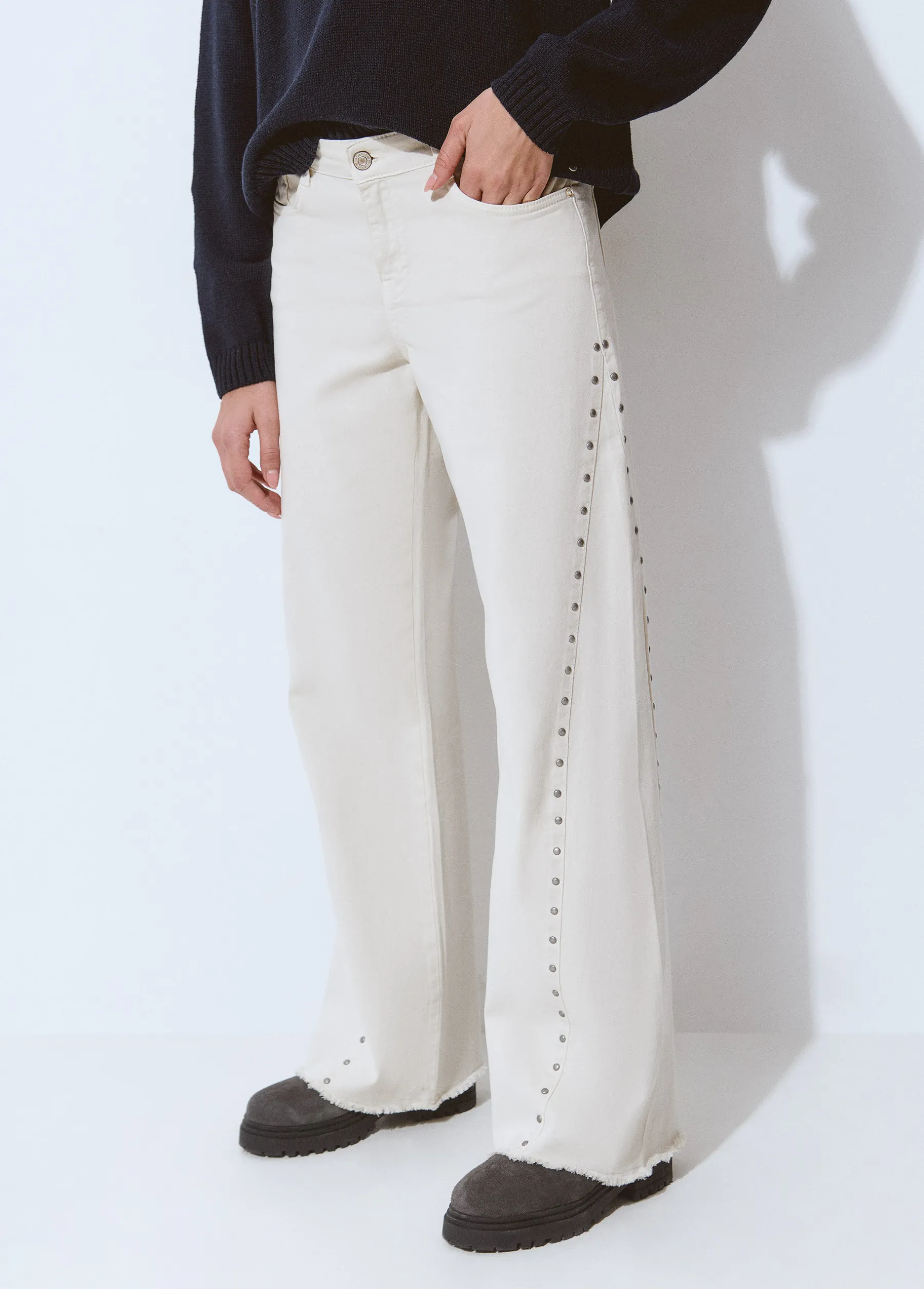 Pantalones*Brownie Pantalón corte lateral tachas Crudo